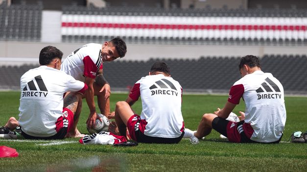 Thiago Almada y compañía en el entrenamiento matutino en el Monumental.