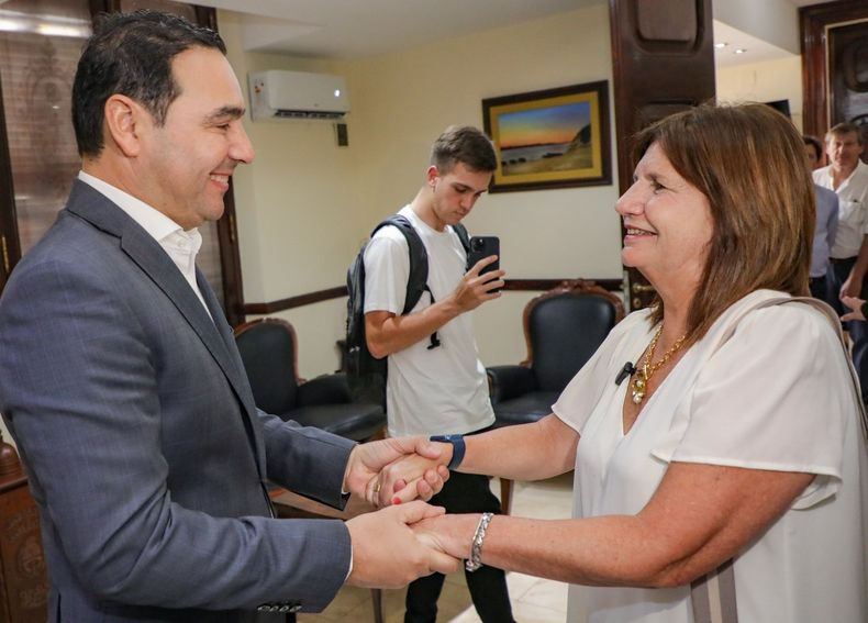 Bullrich junto a Valdés.