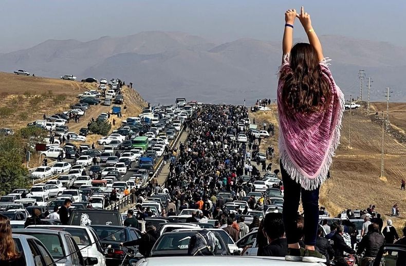Represión en medio de las manifestaciones por homenaje a Mahsa Amini