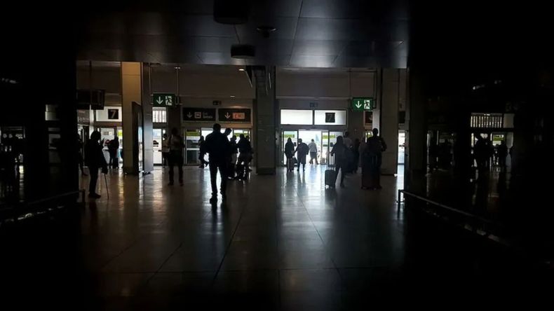 Entre las posibles causas mencionadas figuran el colapso de infraestructuras, ciberataques masivos, tormentas solares y fallas en las redes eléctricas interconectadas