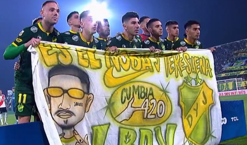 El plantel de Defensa y Justicia homenajeó a El Noba tras su temprana muerte.