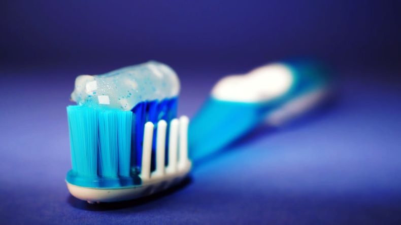 Cómo‌ limpiar el cepillo de dientes para eliminar las bacterias.