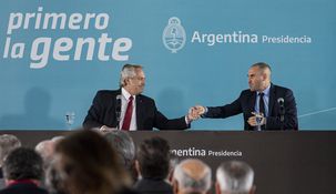 Alberto Fernández y Martín Guzmán en la presentación del proyecto de Renta Inesperada.