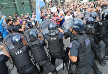 Se produjo una represión policial en los alrededores del Congreso.