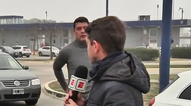 El momento en que Battaglia se bajó del auto y encaró a los periodistas.