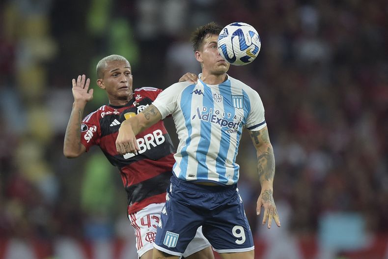 Racing no pudo en Brasil.