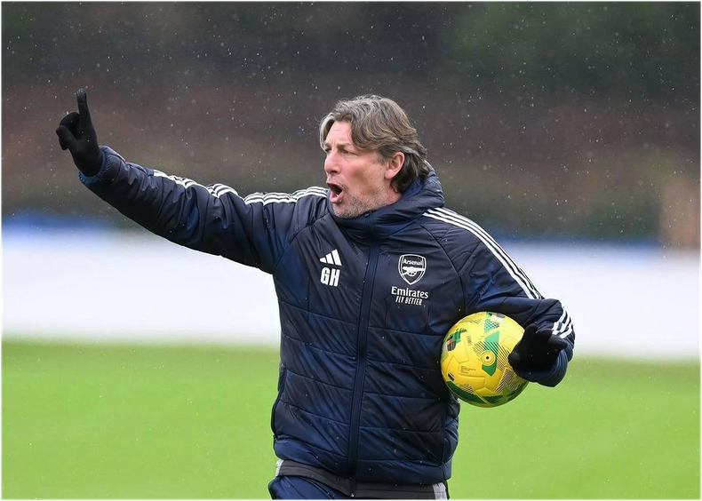 Heinze siendo protagonista en los entrenamientos del Arsenal.