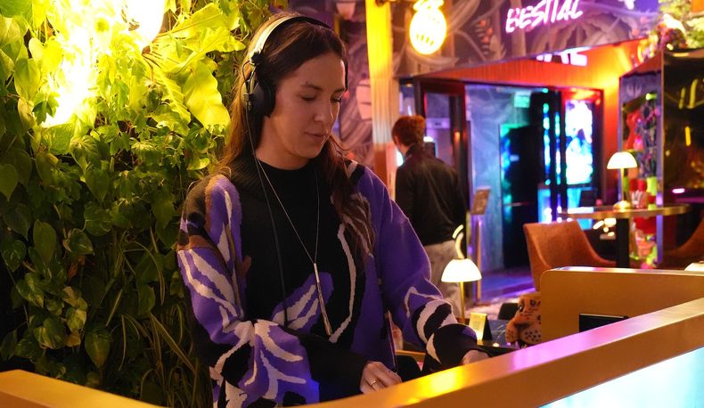 La música y los DJ sets forman parte de la dinámica del lugar.