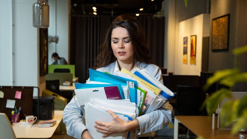 En el contexto laboral actual, estar constantemente ocupado se relaciona con la productividad, la ambición y el éxito profesional. 