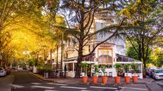 El barrio cuenta con 405 manzanas, 51 calles, 42 pasajes, 5 plazas y 7 plazoletas, con una superficie de 5,5 km². Entre sus residentes históricos se encuentran Carlos Gardel (cantor), el Doctor Francisco Beiró y el Doctor Arturo Frondizi (ambos ex presidentes de la Nación Argentina).