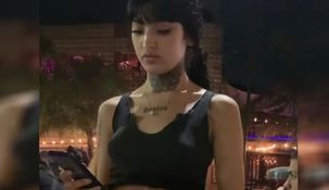 La joven es camarera en Kuba Bar en Palermo, en Buenos Aires.