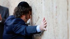 Javier Milei realizó el habitual rezo en el Kotel, Muro de los Lamentos. Javier Milei realizó el habitual rezo en el Kotel, Muro de los Lamentos.
