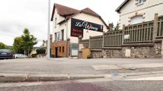 El hecho se produjo en las afueras de un bar en Francia. El hecho se produjo en las afueras de un bar en Francia.