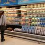 Góndola de lácteos en supermercados. Góndola de lácteos en supermercados.
