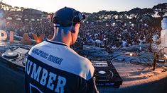 El DJ empezó en las cabinas de Buenos Aires y hoy se luce en las pistas de todo el mundo. El DJ empezó en las cabinas de Buenos Aires y hoy se luce en las pistas de todo el mundo.