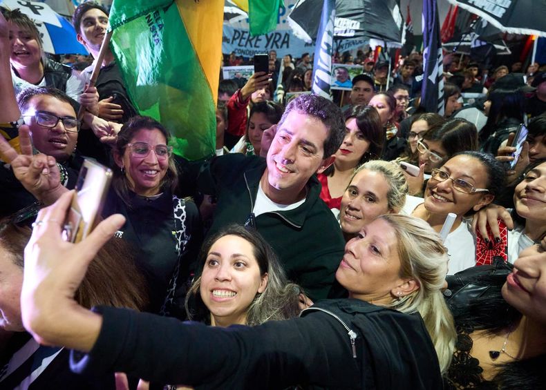 Wado de Pedro junto a la militancia.