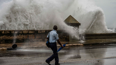 El huracán Idalia podría volverse extremadamente peligroso antes de tocar tierra este miércoles en Florida. El huracán Idalia podría volverse extremadamente peligroso antes de tocar tierra este miércoles en Florida.
