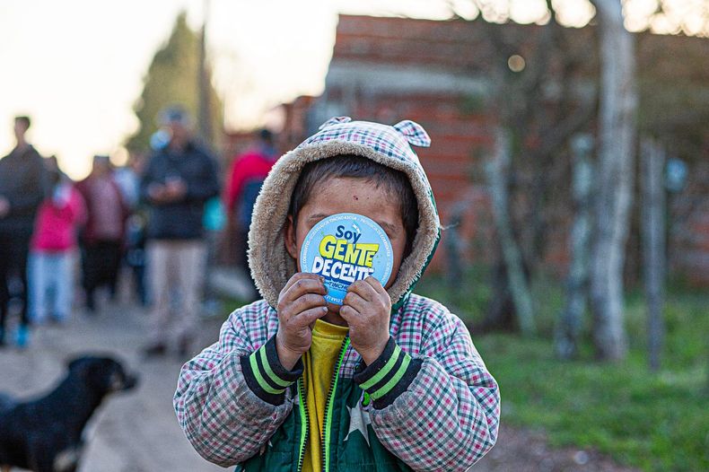 Los descalzos de Corrientes acompañan la campaña de Martín Ascúa.