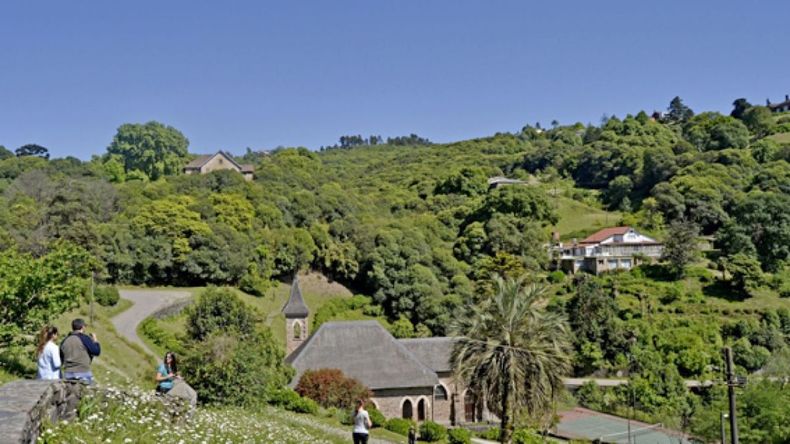 Rodeado de cerros multicolores y valles fértiles, este encantador poblado invita a desconectarse del ritmo acelerado de la vida moderna y sumergirse en la naturaleza en su estado más puro.  