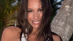 Pampita sorprendió en Saint-Tropez con un conjunto de dos piezas estampado que combina un crop top y una falda larga.