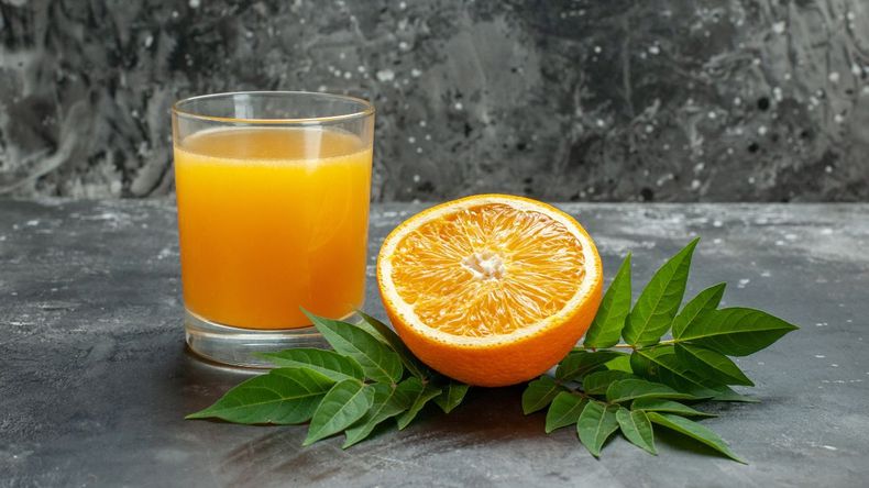 Vitamina C y salud general: incluir la capa blanca potencia la absorción de nutrientes esenciales y refuerza las defensas del organismo.