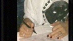 Así Wanda Nara firmaba la denuncia por violencia de género contra Maxi López Así Wanda Nara firmaba la denuncia por violencia de género contra Maxi López