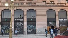 La venta de mercadería ilegal estaba en los alrededores de la estación de trenes de Constitución. La venta de mercadería ilegal estaba en los alrededores de la estación de trenes de Constitución.