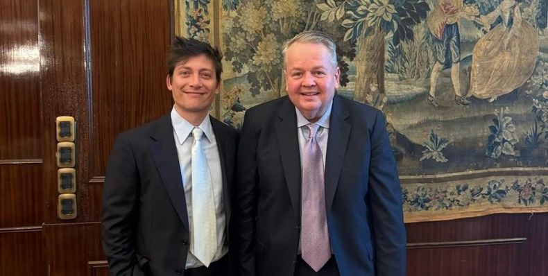 Santiago Caputo junto a Barry Bennett.