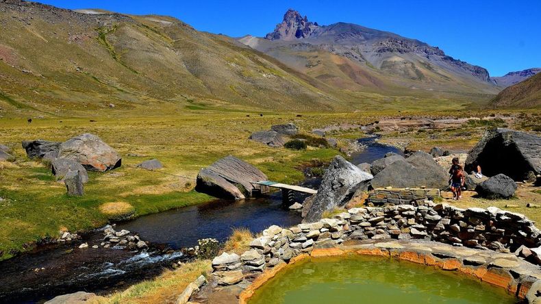 Aventura y bienestar se fusionan en las Termas de Cajón Grande, un enclave paradisíaco ubicado en Mendoza.