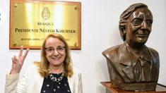 El bloque de Unión por la Patria recibió el busto de Néstor Kirchner: