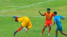 El arquero realizó una extraña pirueta, totalmente innecesaria, y terminó impactando con el delantero Amanuel Gebremichael. El arquero realizó una extraña pirueta, totalmente innecesaria, y terminó impactando con el delantero Amanuel Gebremichael.