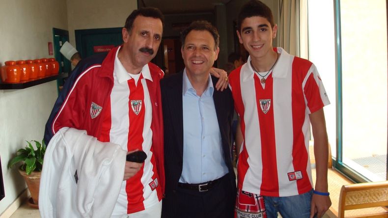 Alejandro Vigara y su padre, Fernando, junto a Joaquín Caparrós, el entrenador del Athletic Bilbao en ese momento.