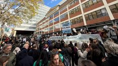 Una masiva movilización en defensa de la ciencia y tecnología nacional. Una masiva movilización en defensa de la ciencia y tecnología nacional.