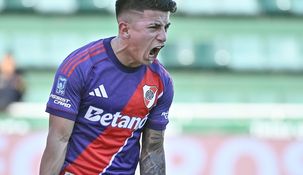 Thiago Almada festeja su primer gol en River.