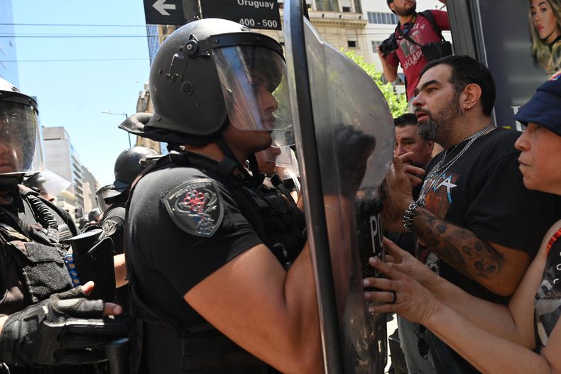 Insólito operativo de la Policía de la Ciudad: cortaron Avenida Corrientes y avanzaron contra los manifestantes cuando se desconcentraban
