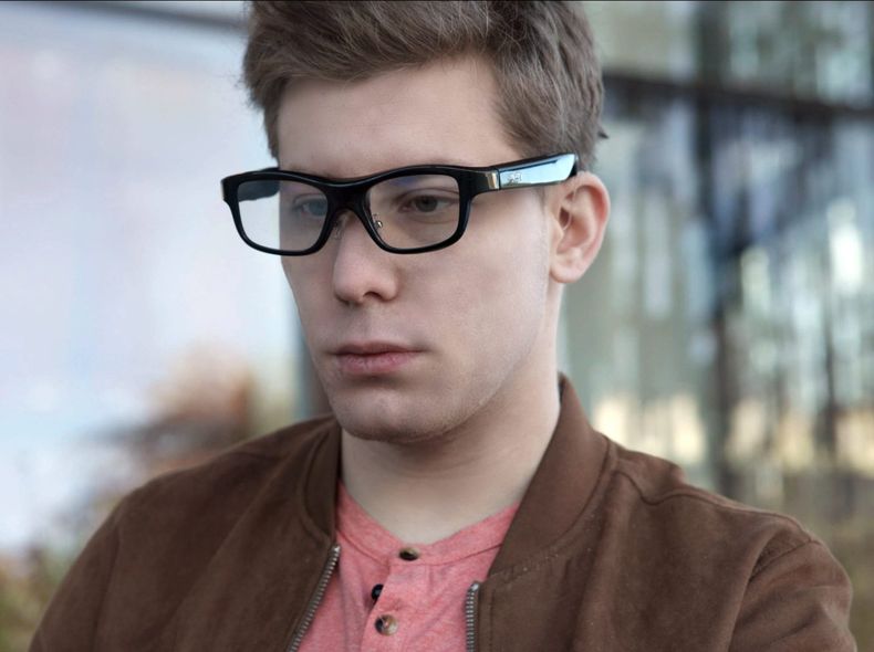 Captify es un dispositivo pionero que transforma conversaciones habladas en texto visible directamente en los lentes.
