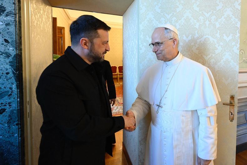 Volodimir Zelenski y el papa León XIV.