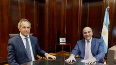 Los funcionarios se reunieron con el fin de potenciarpolíticas que fortalezcan el crecimiento industrial. Los funcionarios se reunieron con el fin de potenciarpolíticas que fortalezcan el crecimiento industrial.