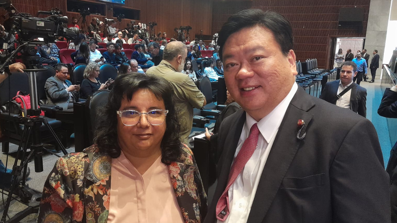  Andrea Pérez Simondini junto al congresista de Japón Yoshiharu Asakawa