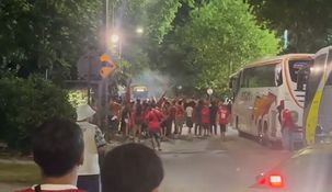 Violento enfrentamiento en la barra de Independiente: tiros, piedras y corridas en la previa del amistoso en Montevideo. Violento enfrentamiento en la barra de Independiente: tiros, piedras y corridas en la previa del amistoso en Montevideo.