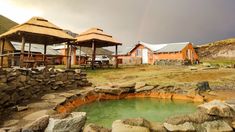 Ubicadas en la majestuosa Cordillera de los Andes, son un tesoro termal único. Ubicadas en la majestuosa Cordillera de los Andes, son un tesoro termal único.