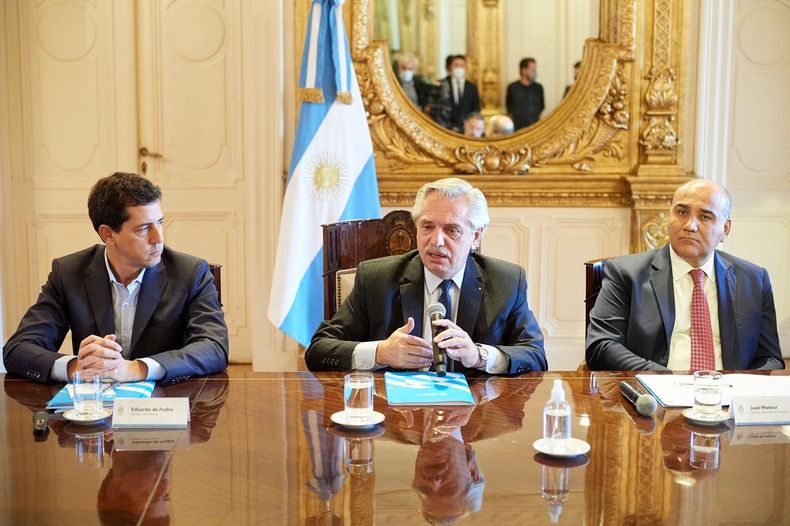 Alberto Fernández junto a Wado de Pedro y Juan Manzur.