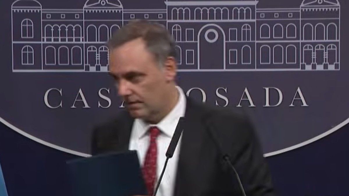 Manuel Adorni terminó abandonando la conferencia de prensa tras un fuerte cruce con un periodista