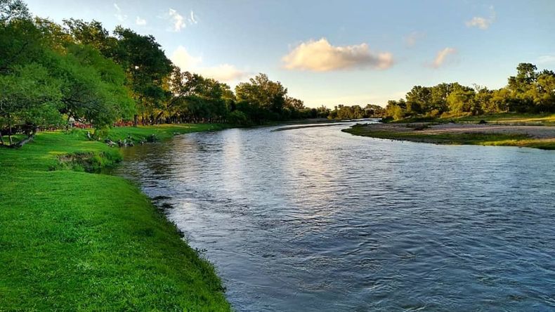 Un destino con río