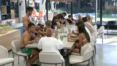 A Sabrina le avisaron que Brian la dejó luego de la noche que pasó con Alan. A Sabrina le avisaron que Brian la dejó luego de la noche que pasó con Alan.