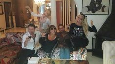 Anoche la Griega, Moria y amigos vieron el debut de Tinelli en patota Anoche la Griega, Moria y amigos vieron el debut de Tinelli en patota