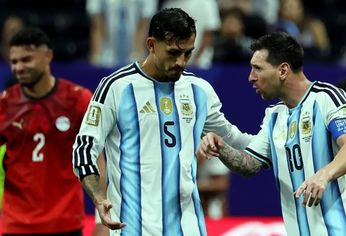 Leandro Paredes y Lionel Messi durante el partido contra Egipto.&nbsp;