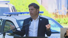 Kicillof encabezó el acto en la sede de Berazategui de la Escuela Juan Vucetich.