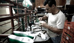 La producción y el empleo, en el centro. La producción y el empleo, en el centro.