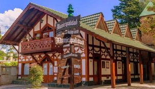 Su arquitectura de estilo alpino, sus calles empedradas y su oferta gastronómica centroeuropea conforman una propuesta única en nuestro país.